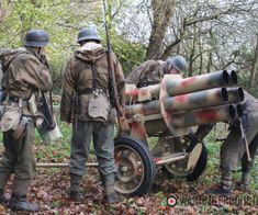 Nebelwerfer 41 rocket launcher with crew